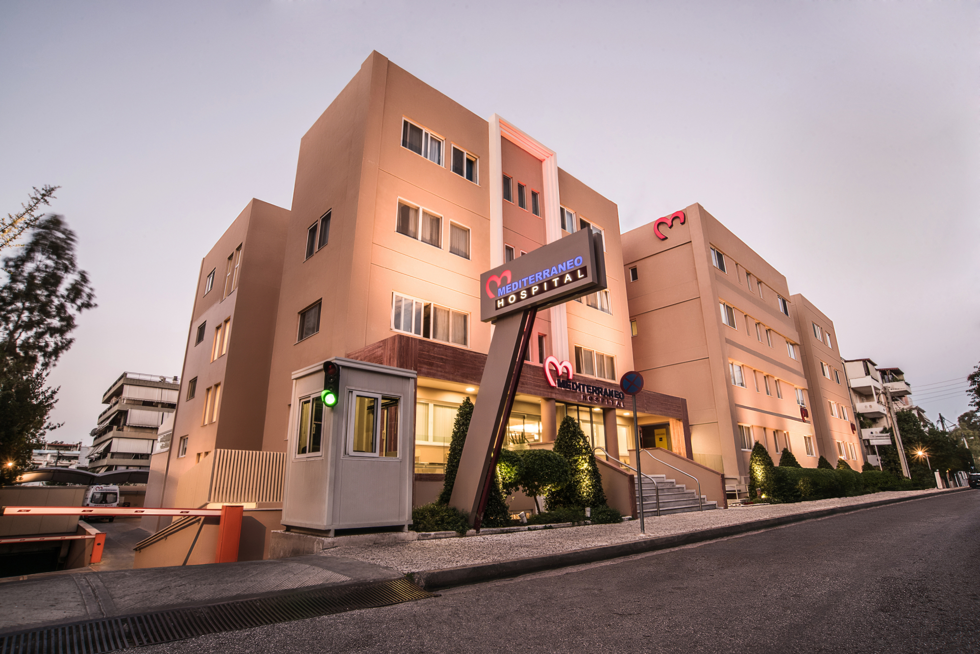 Mediterraneo Hospital 2000 - Mediterraneo Hospital: World First in Endoscopic Mastectomy Using the HandX® Robotic System