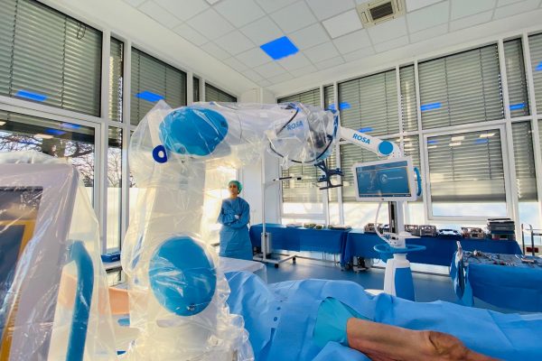 Rosa Knee3 600x400 - &Kappa;&alpha;&iota;&nu;&omicron;&tau;&omicron;&mu;ί&alpha; - &Pi;&rho;&omega;&tau;&omicron;&pi;&omicron;&rho;ί&alpha; &sigma;&tau;&eta; &Rho;&omicron;&mu;&pi;&omicron;&tau;&iota;&kappa;ή!
